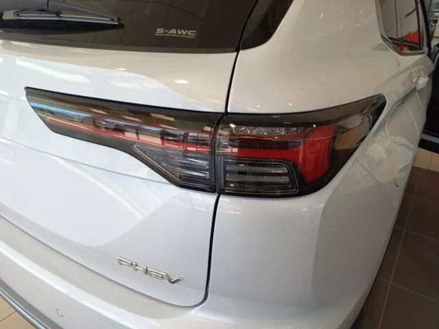 Mitsubishi Outlander 2.4 PHEV Kaiteki+ 4WD Auto 225 kW (306 CV) de segunda mano