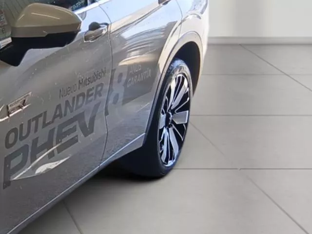 Mitsubishi Outlander 2.4 PHEV Kaiteki+ 4WD 225 kW (306 CV) de segunda mano